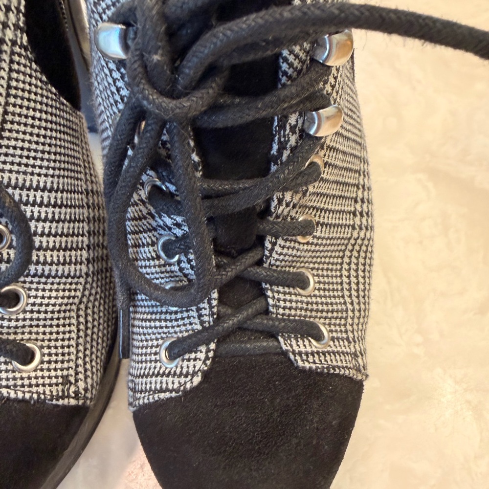 Gianna Bini platform heel booties featuring a black and white plaid print Sz 6.5 - Picture 6 of 12